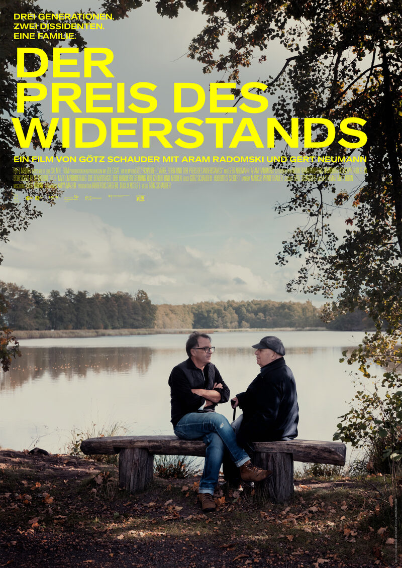 DER PREIS DES WIDERSTANDS – Filmplakat: Aram Radomski und Gert Neumann auf einer Bank am See