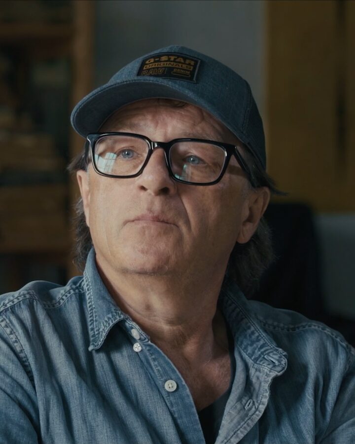 Aram Radomski mit Schirmmütze und Brille